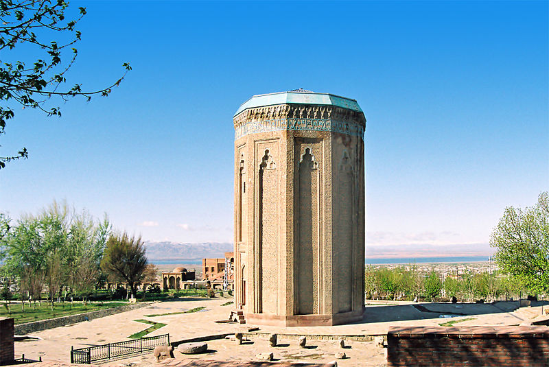 Mausoleum Momina Khatun - Azerbaijani Turkish Russian translations